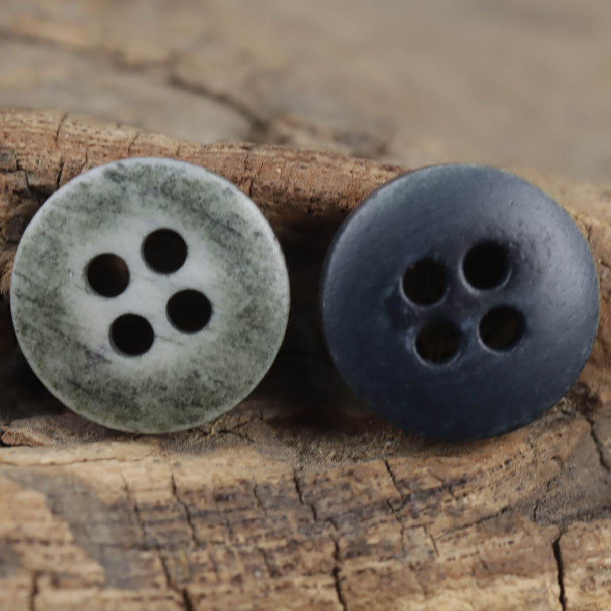 Pair of 4-hole washed buttons: light gray and dark blue, natural bone texture