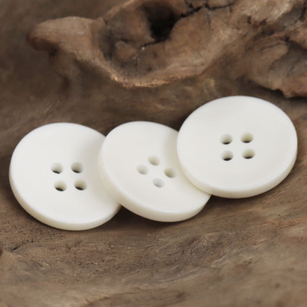 Lotsofbuttons Knochenknöpfe elfenbeinfarben, rund, vier Löcher, 3er-Set