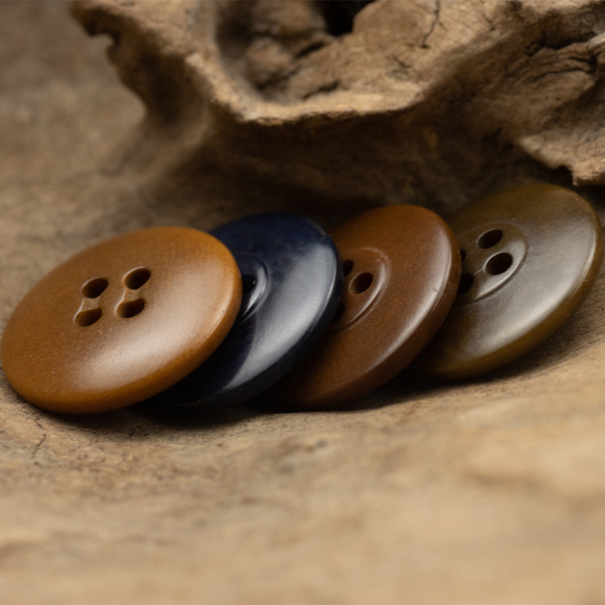 Mehrere runde Tagua-Nuss-Knöpfe mit 4 Löchern in hellbraun, Deep Blue und braun