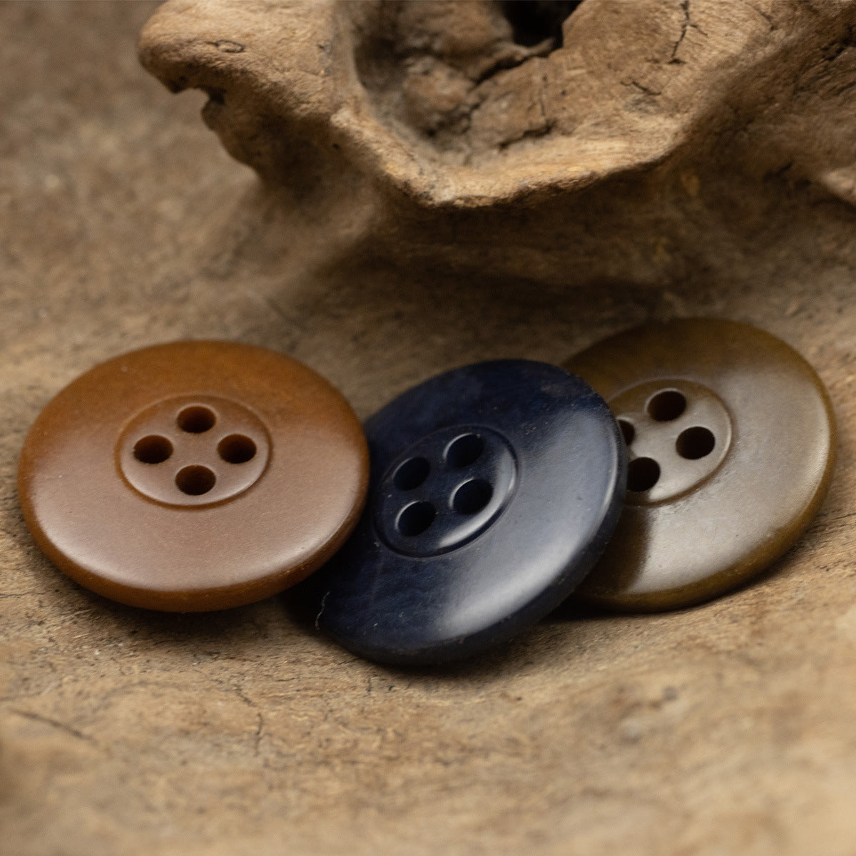 Runde Tagua-Nuss-Knöpfe mit 4 Löchern in Braun, Deep Blue und hellem Beige