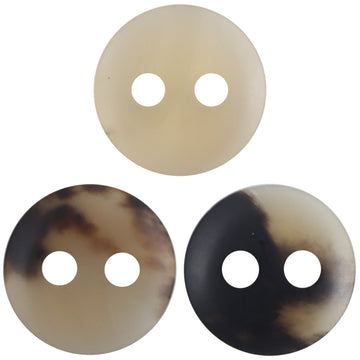 Horn-Optik 2-Loch-Anzugknopf, naturgelb, rund, einzeln im Fokus