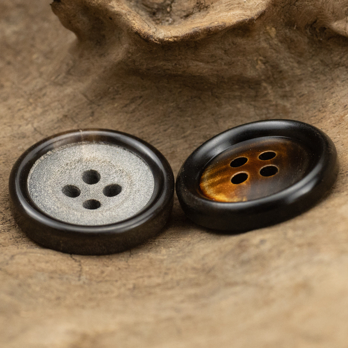 Hornknöpfe silberbraun, ein silbriger und ein brauner Ton, runde 4-Loch-Buttons