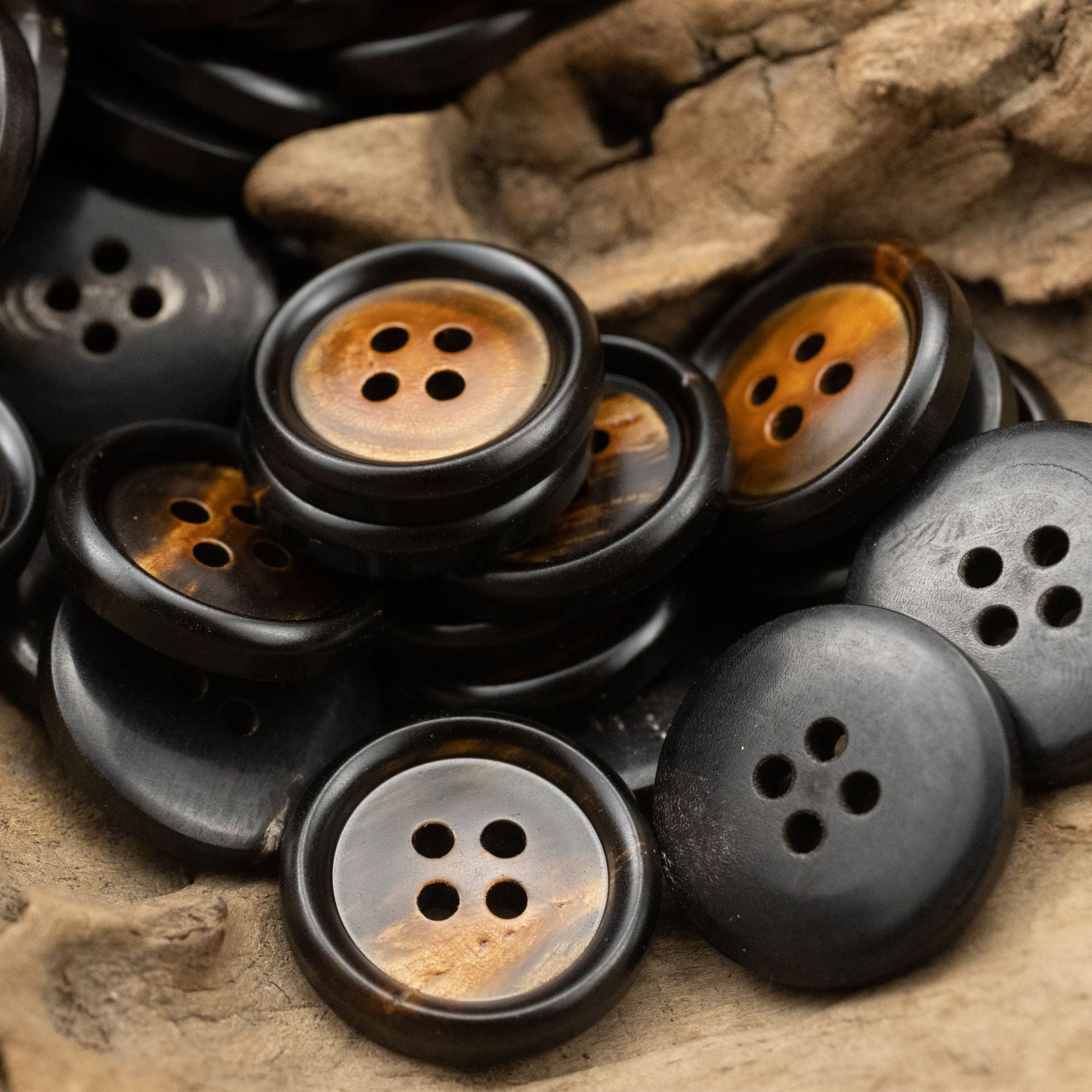 Hornknöpfe-Set: mehrere runde 4-Loch-Buttons in silberbraun und gebranntem Braun