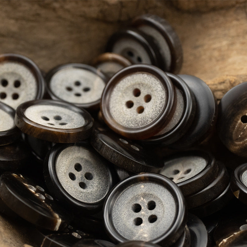 Hornknöpfe-Set, überwiegend silberbraune Optik, matte runde 4-Loch-Buttons im Mix
