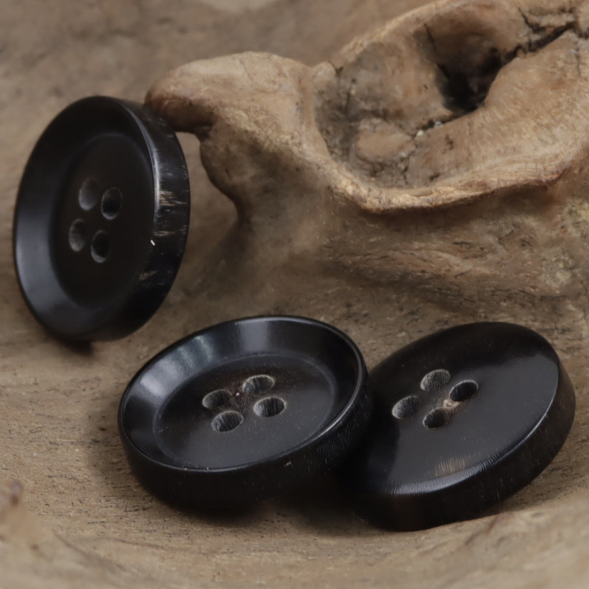 15-28mm Hornknöpfe (dunkel), 4-Loch, 3er-Set mit glänzender Oberfläche