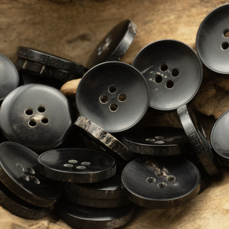 Dunkle Hornknöpfe mit 4 Löchern, schalenförmig, mit gebranntem Rand
