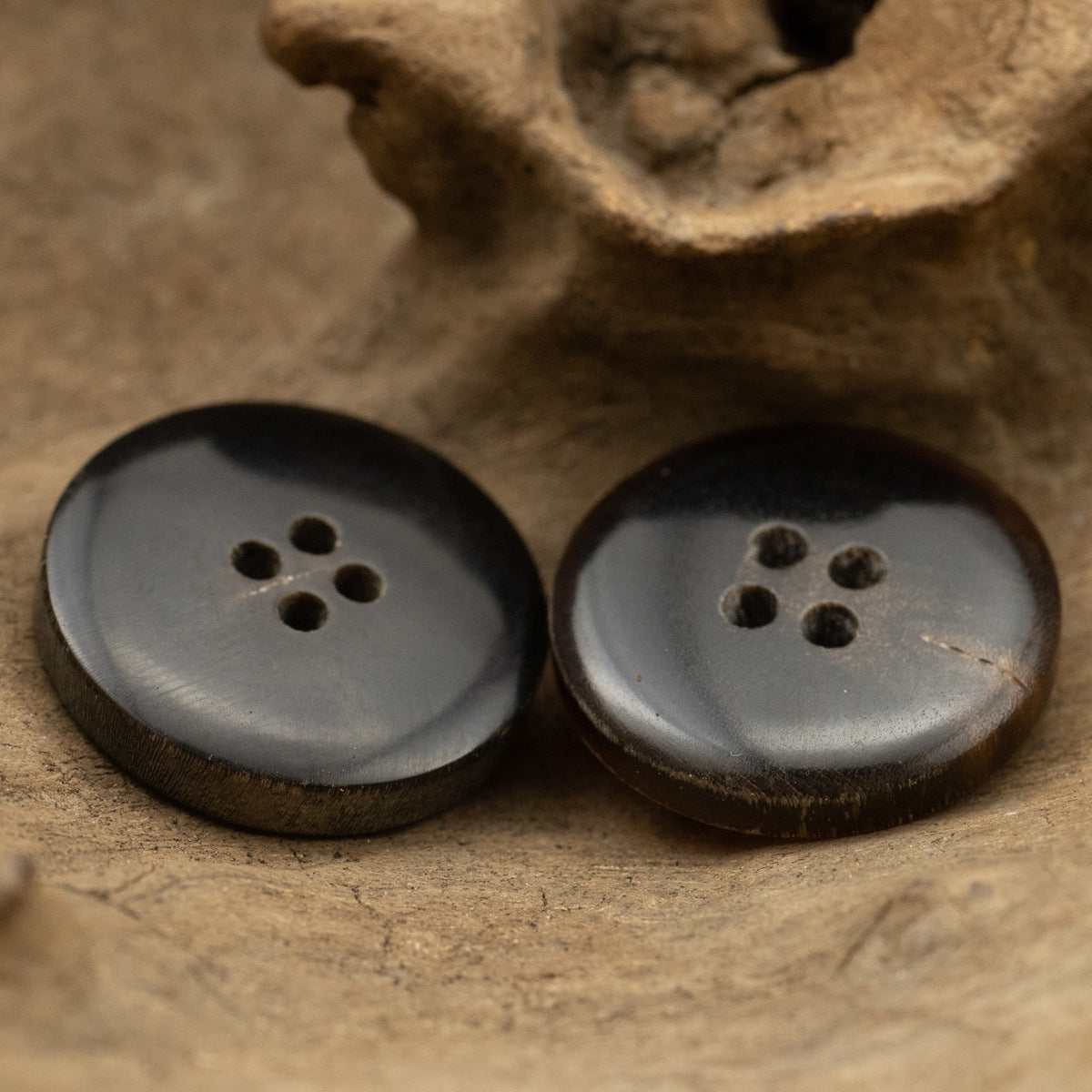 Vintage 4-hole horn buttons, dark finish, 15–25mm, 2 pcs