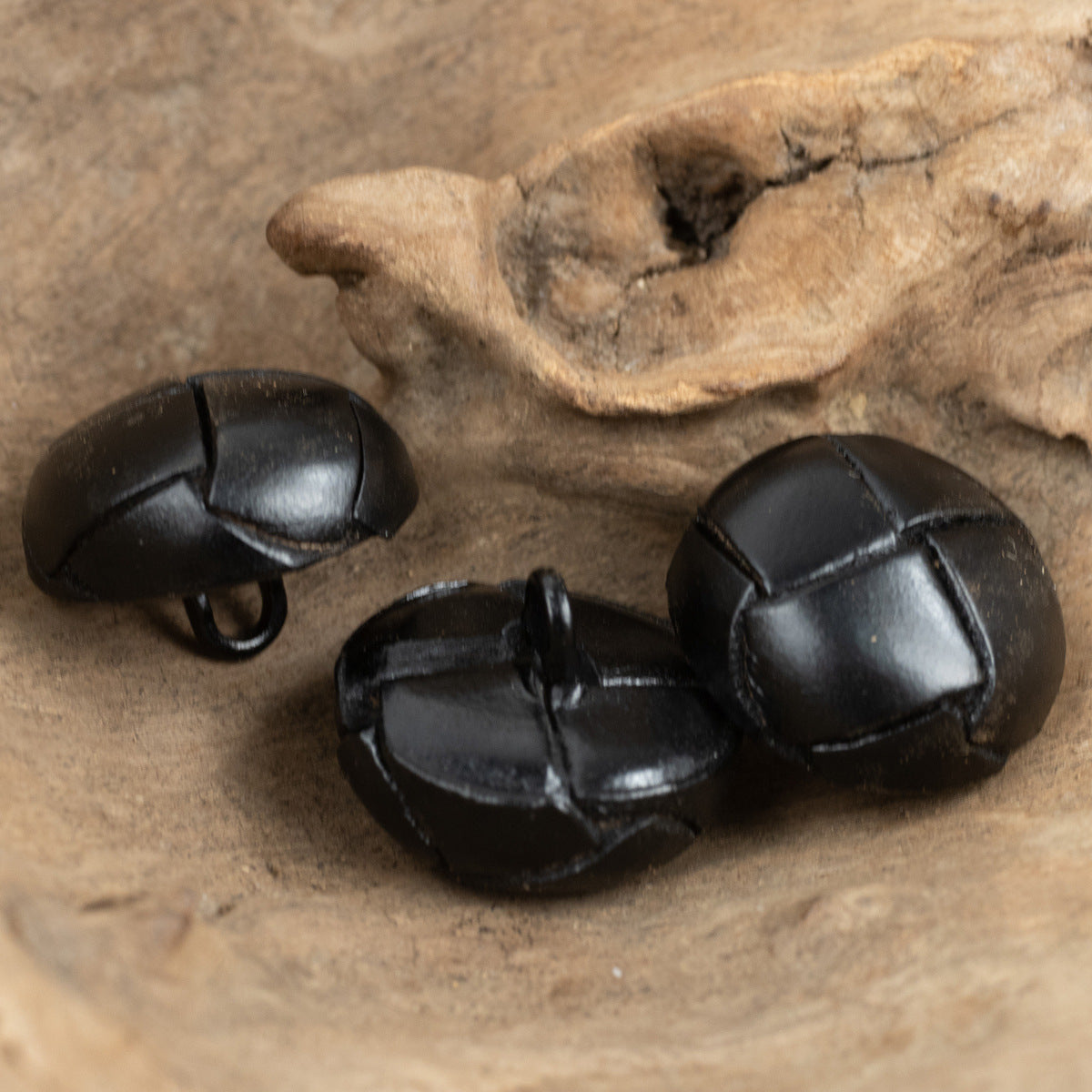 Schwarze Lederknöpfe 15–25 mm, Rückseiten mit Öse, 3 Stück