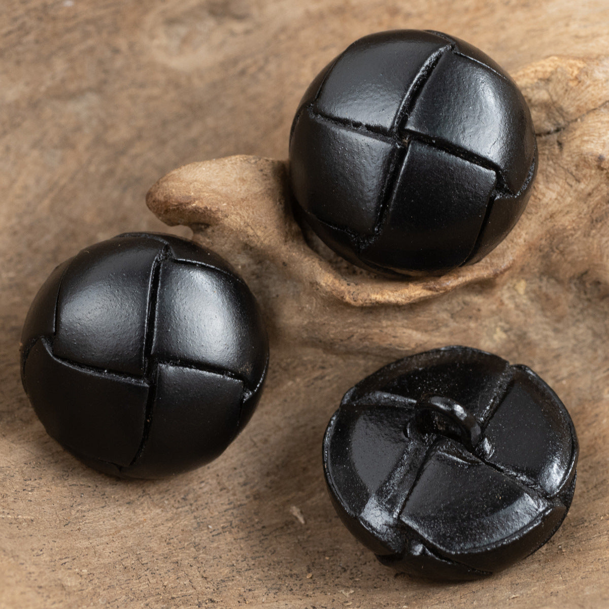 Schwarze Lederknöpfe 15–25 mm, rund, 4-teilige Prägung, 3 Stück