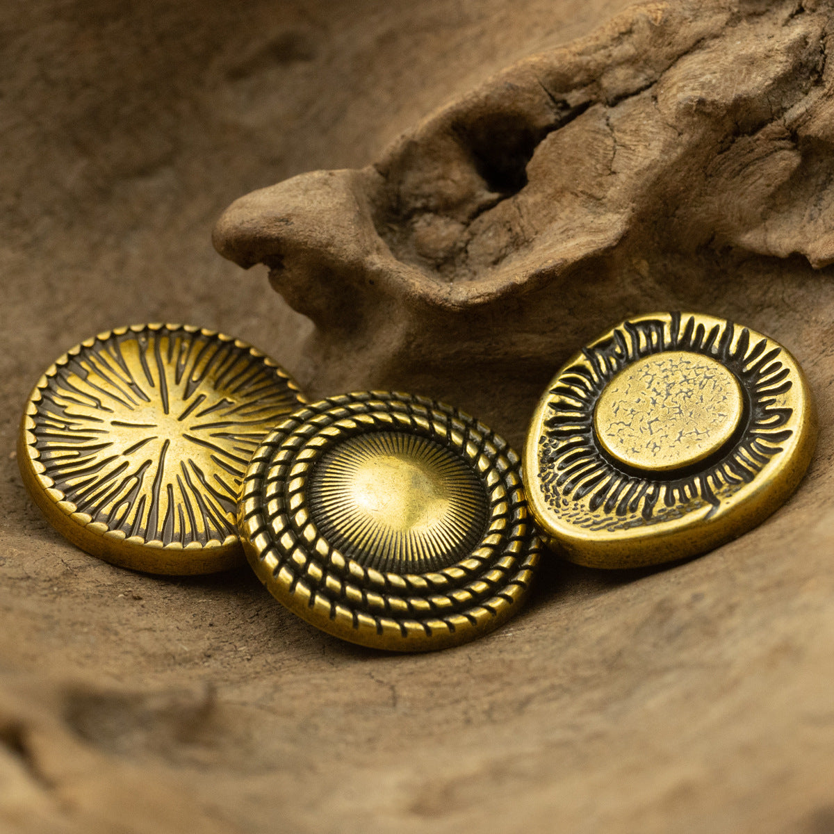 Antik Bronze Metallknöpfe mit Schaft, Vorderseite Sonnenrad und Rückseite Kreisraster