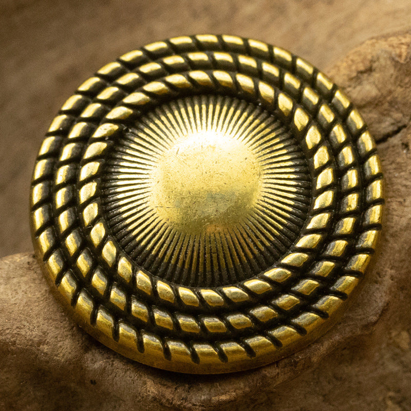 Antik Bronze Metallknopf mit Schaft, Nahaufnahme Rückseite mit Kreisraster und Strahlen