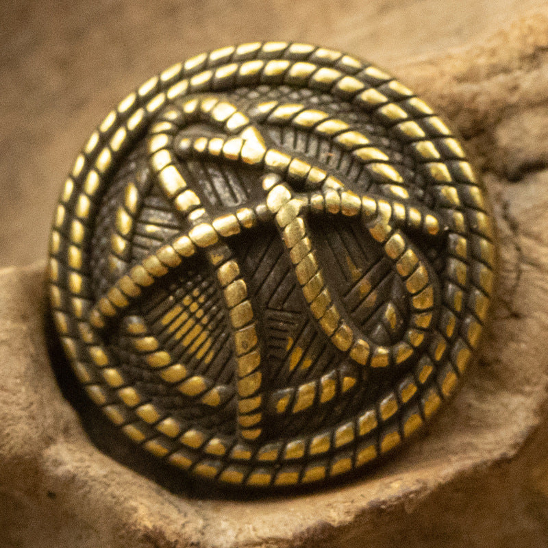 Antik Bronze Metallknopf mit Schaft, Rückseite mit Zopfmuster-Relief im Kreis