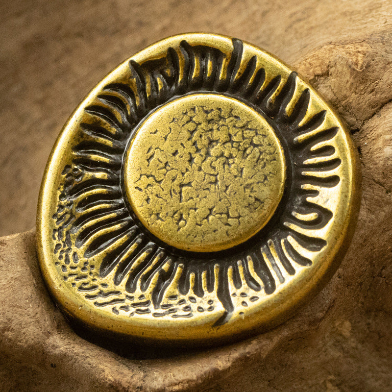 Antik Bronze Metallknopf mit Schaft, Rückseite mit Strukturkreis und Strahlenkranz