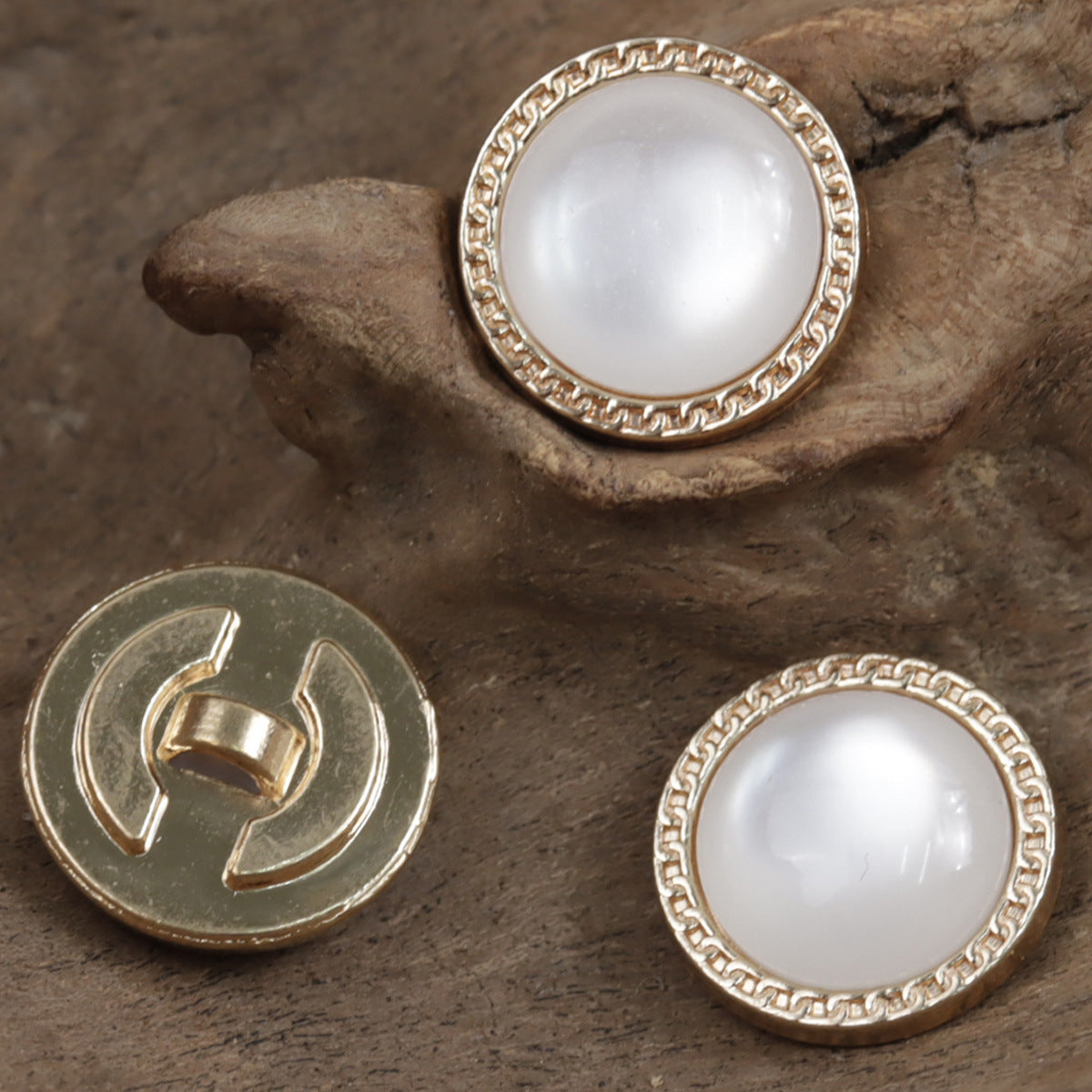 15mm Zierknopf-Set: goldene Metallfassung mit weißem Resin-Perleinsatz (Seitenansicht)