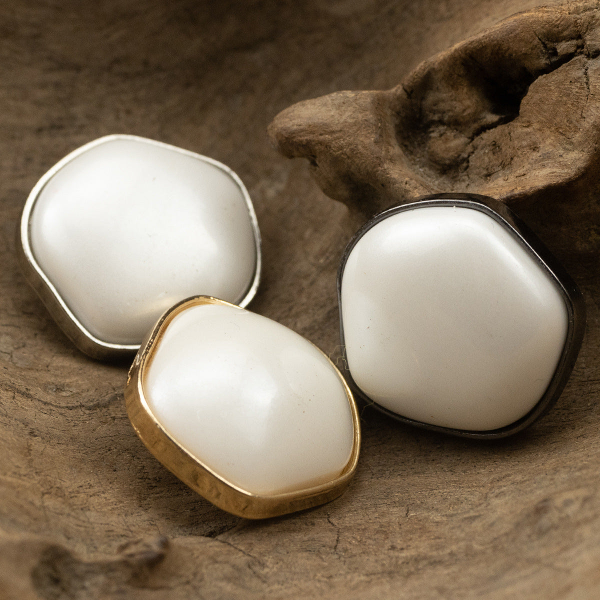 3 irreguläre Resin-Metallknöpfe: Gold, Silber und Schwarz, flache Front