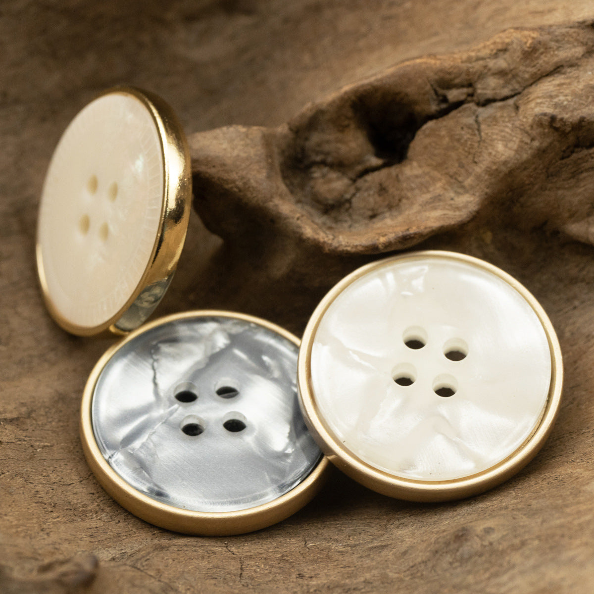 Set Wasser-Ripple Knöpfe in Weiß und hellgrau/silber, jeweils 4 Löcher, goldener Rand