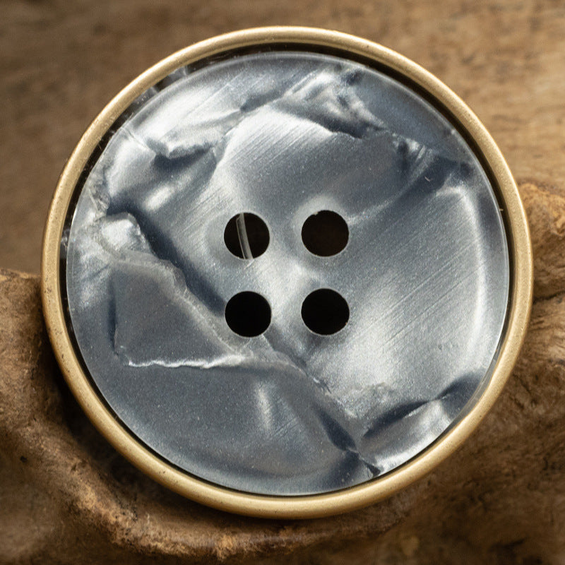 Wasser-Ripple Knopf, hellgrau/silber, 4 Löcher, goldfarbener Metallrand, runde Resinfläche