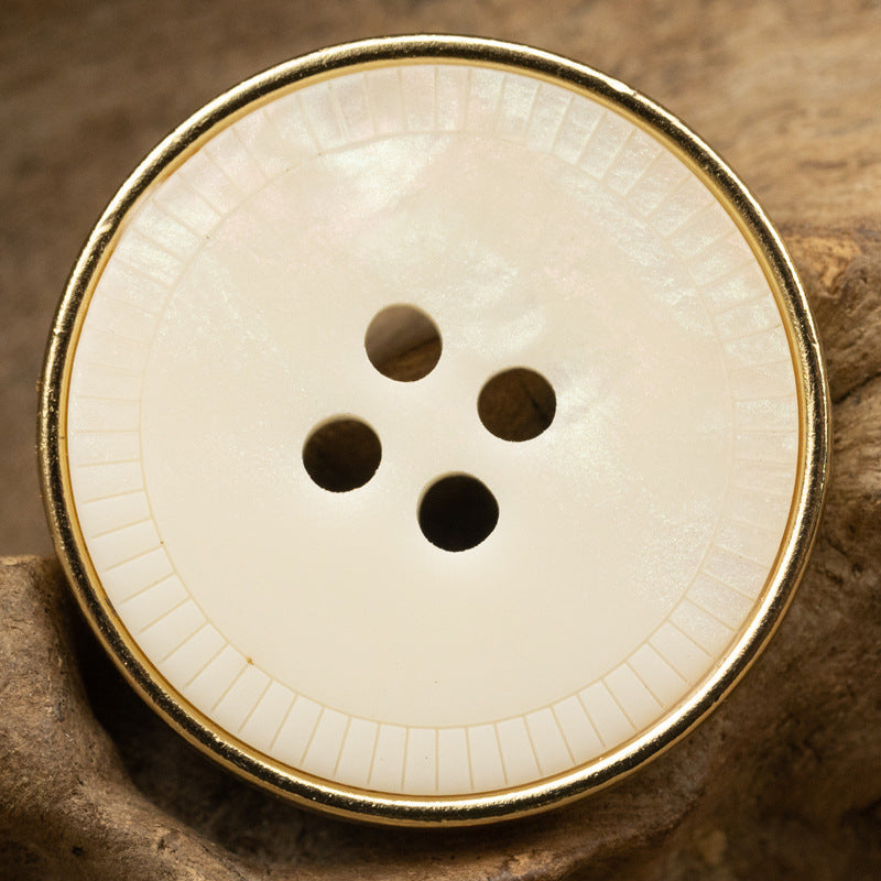 Wasser-Ripple Resin-Metallknopf, weiß, 4 Löcher, feine Riffelstruktur, goldener Rand