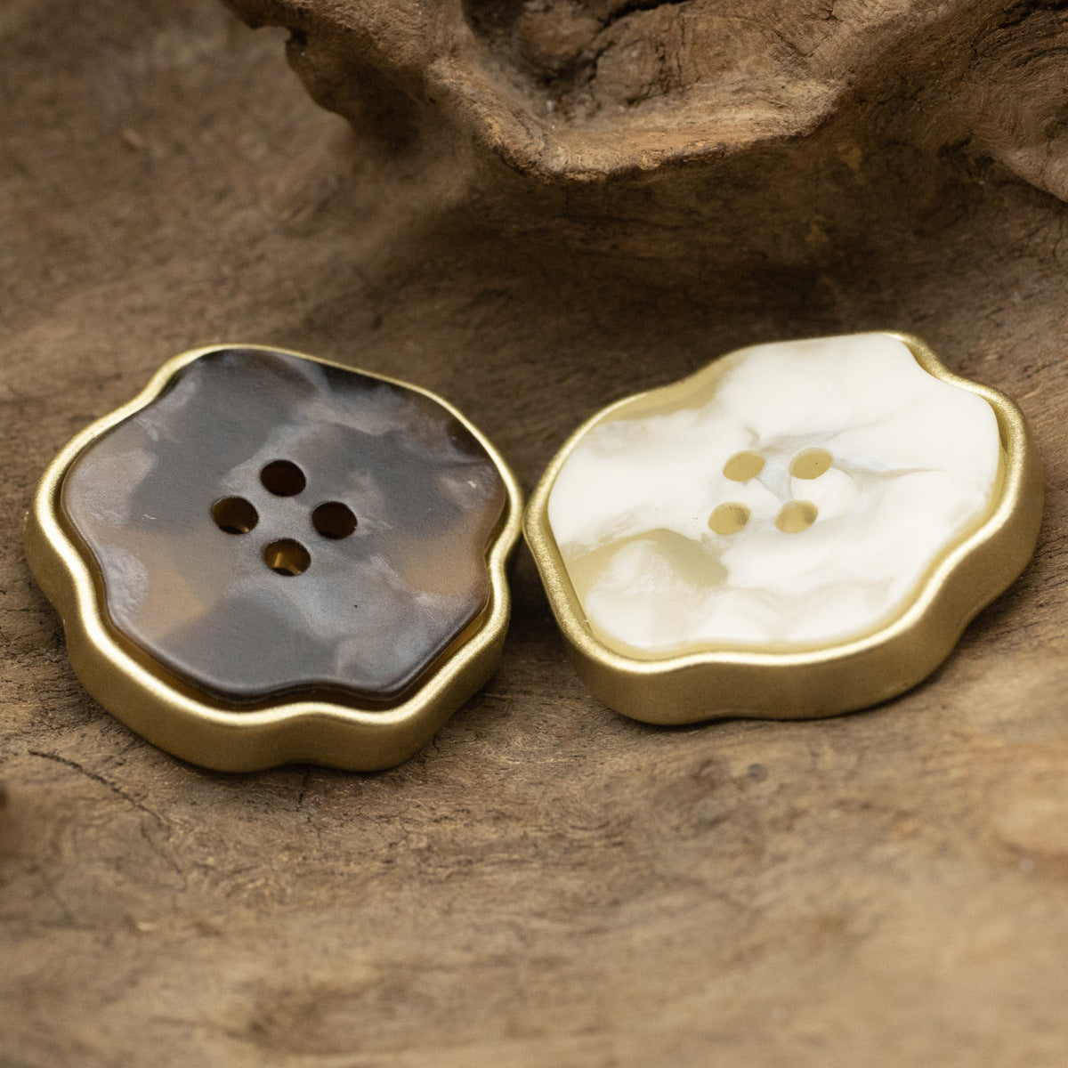 Plum blossom resin buttons in dark gray-brown and beige, 4 holes, gold edge