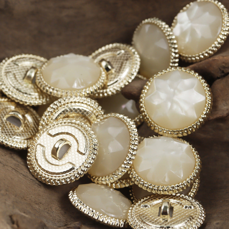 Goldene Spitzenkante Resin-Buttons mit Diamantmuster, 18–23 mm, creme/khaki