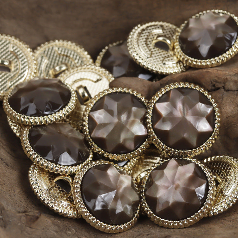 Goldene Spitzenkante Resin-Buttons mit Diamantmuster, 18–23 mm, braun-dunkel