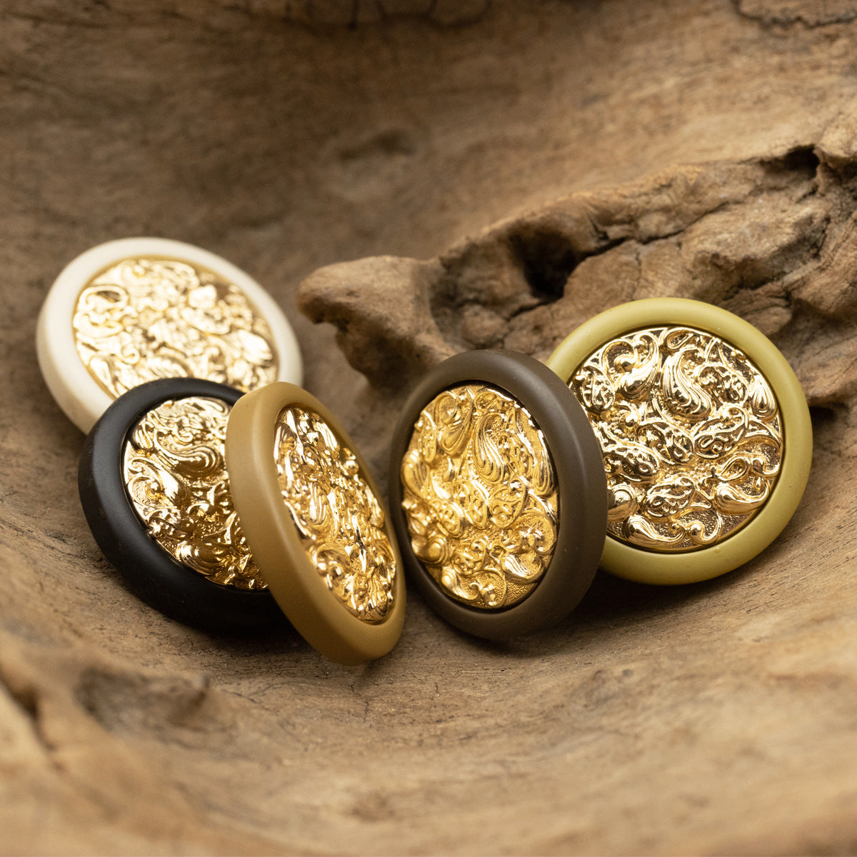 Runde chinesische Ziermetallknöpfe mit Schaft, goldfarbenes Relief, mehrere Farben im Set