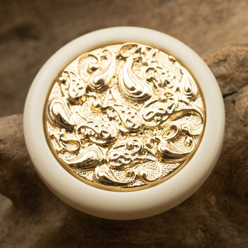 Runder Knopf mit goldfarbenem Ornament und weißem Rand, chinesischer Metallknopf mit Schaft