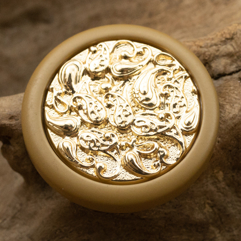 Runder Knopf mit goldfarbenem Ornament, beigefarbener Außenring, chinesischer Metallknopf