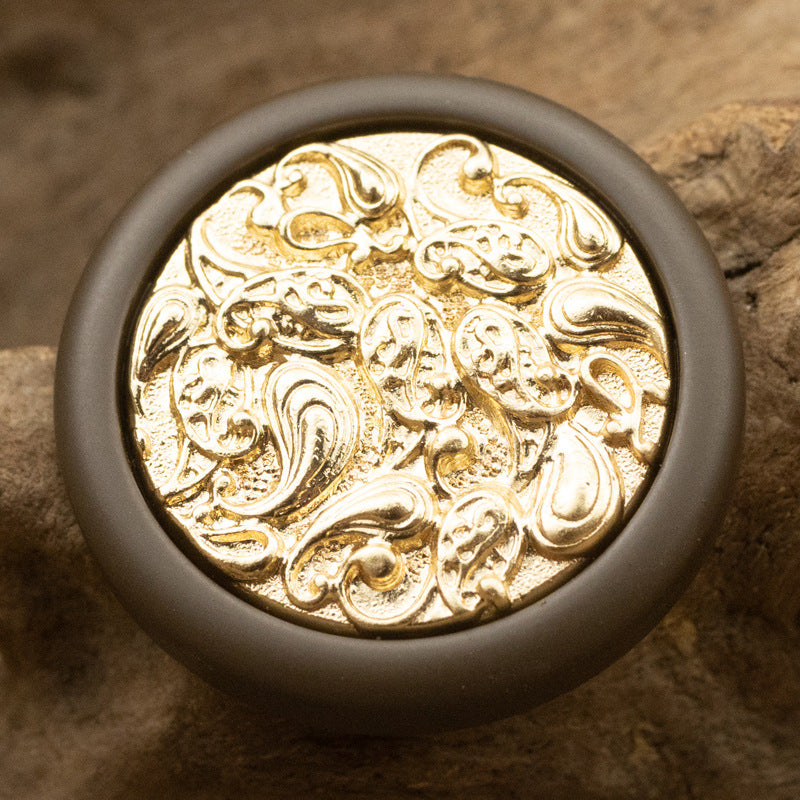Runder Knopf mit goldfarbenem Ornament, dunkelgrauer Außenring, chinesischer Metallknopf