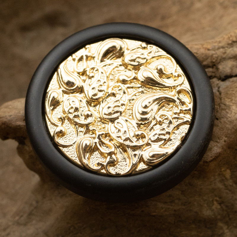 Runder Knopf mit goldfarbenem Ornament, dunkelgrauer Außenring, chinesischer Metallknopf