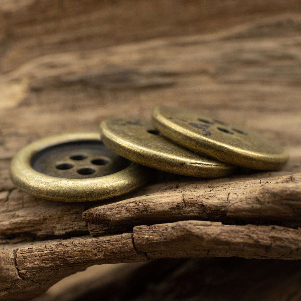 Bronze Metallknöpfe mit vier Löchern, flach, antik gealtertes Finish (2er)