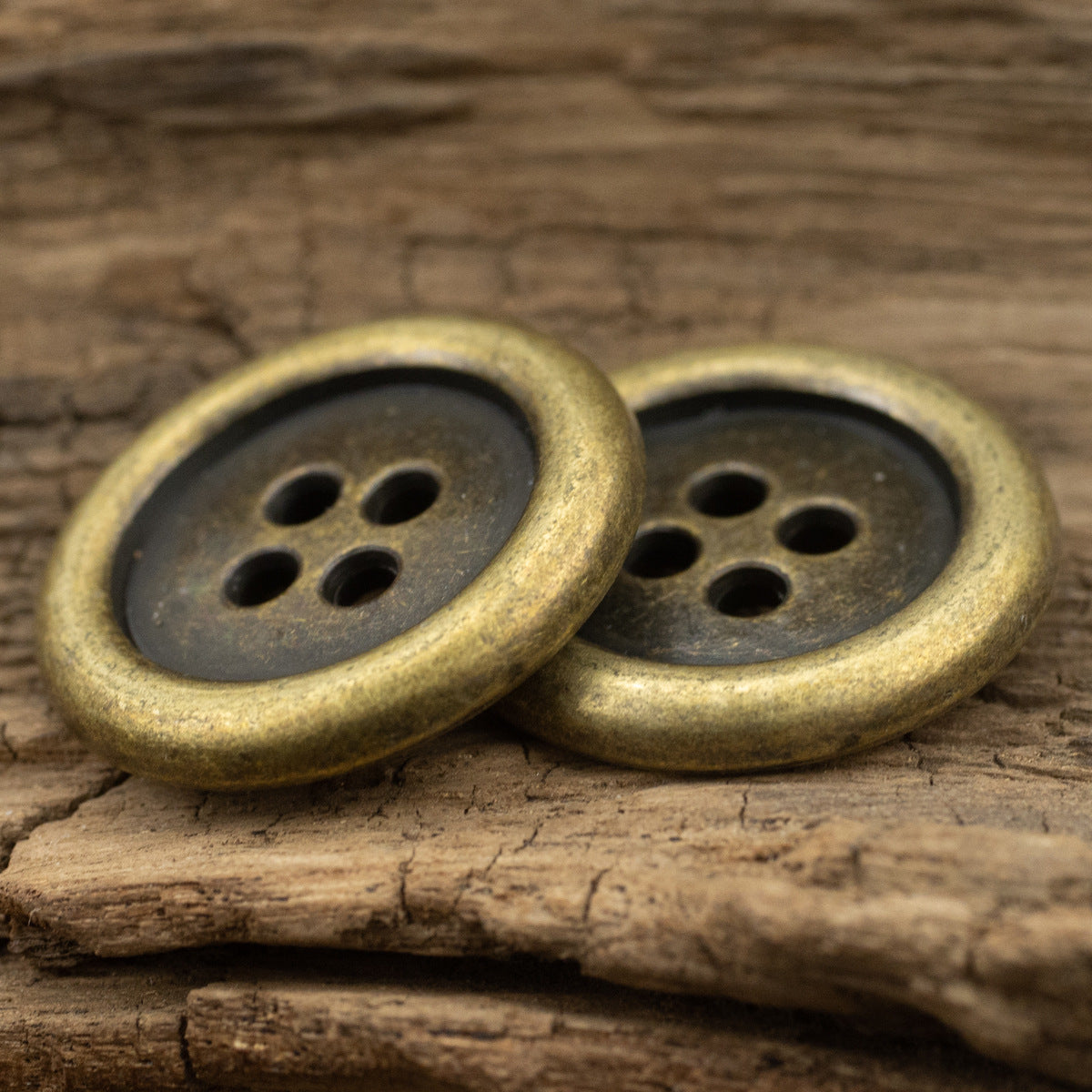 Paar Vintage-Bronze Metallknöpfe mit vier Löchern, dunkler Einsatz, Messingrand