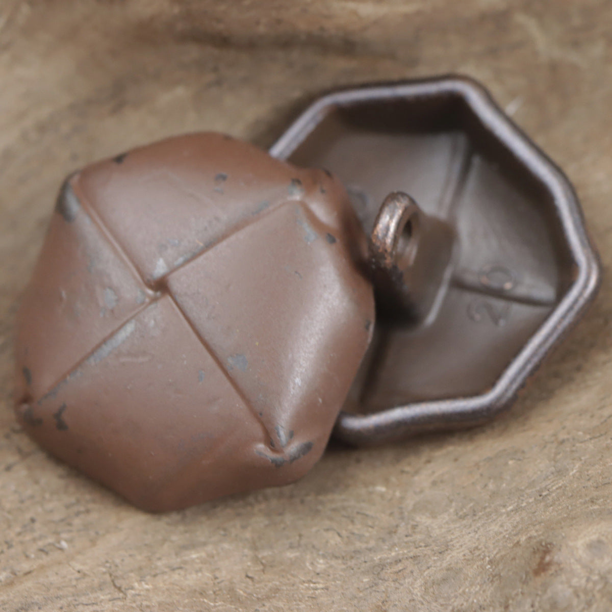 Dunkelrote Zierknöpfe mit Grifföse, Metallrückseite sichtbar
