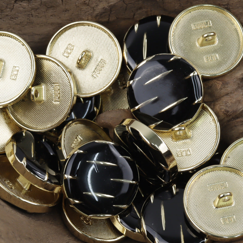 Set aus runden Metallknöpfen mit Streifen, goldene, schwarze und silberfarbene Knöpfe