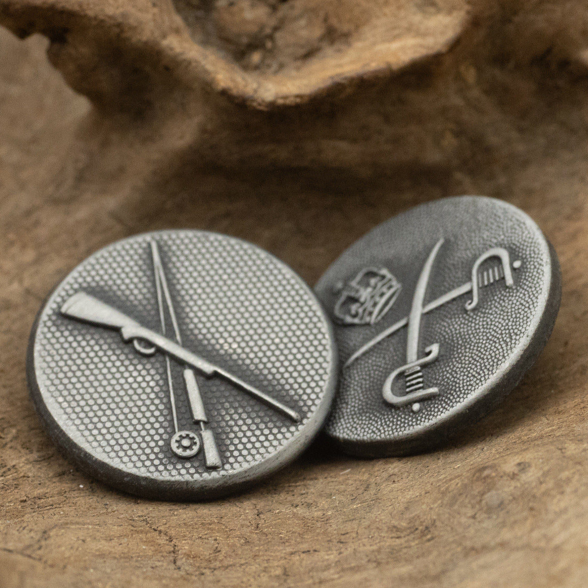 Gun hunting metal button pair, crossed rifles with small emblem, front view