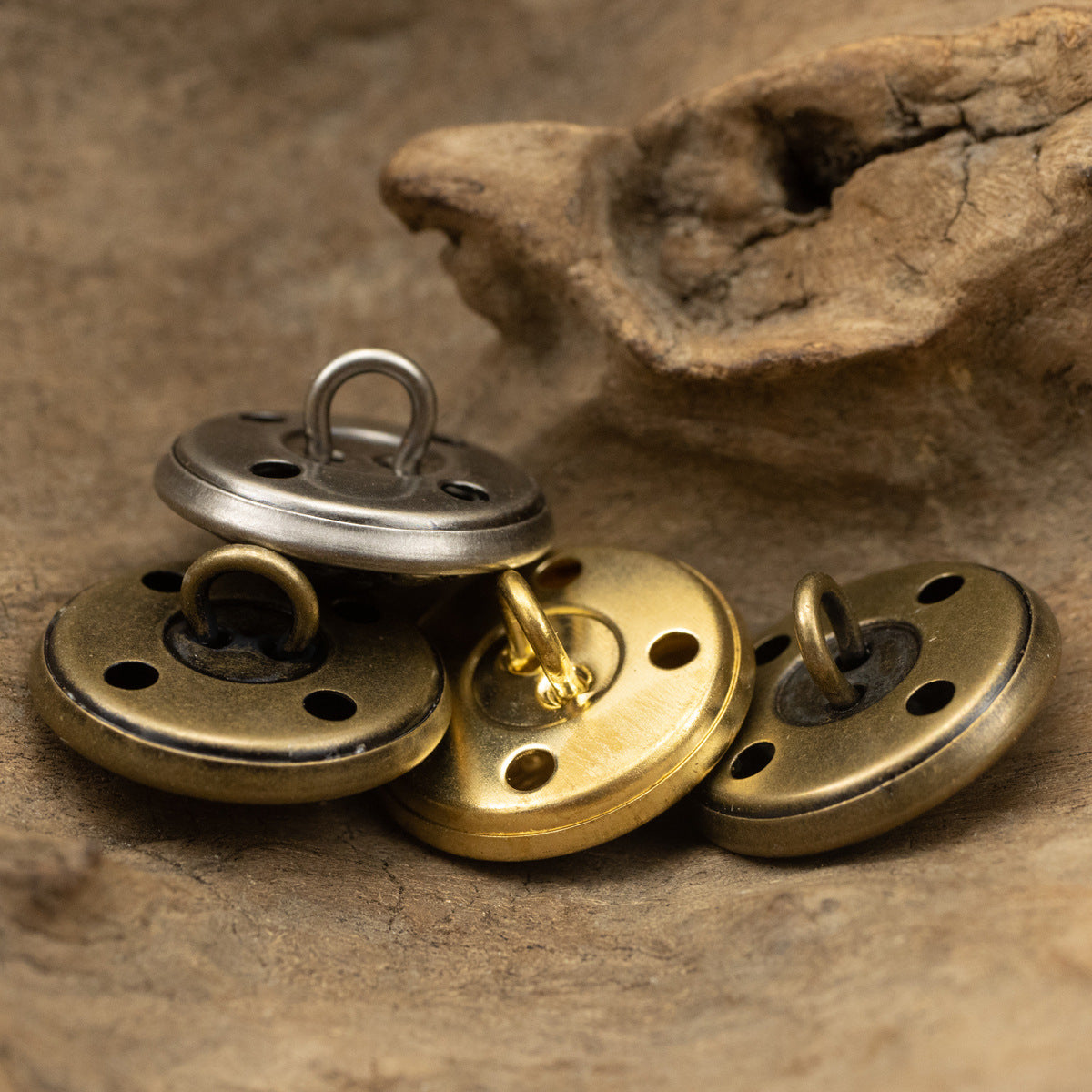 Metallknöpfe mit Stegaufnähung und Ösen, bronzefarben, 4 Stück von hinten