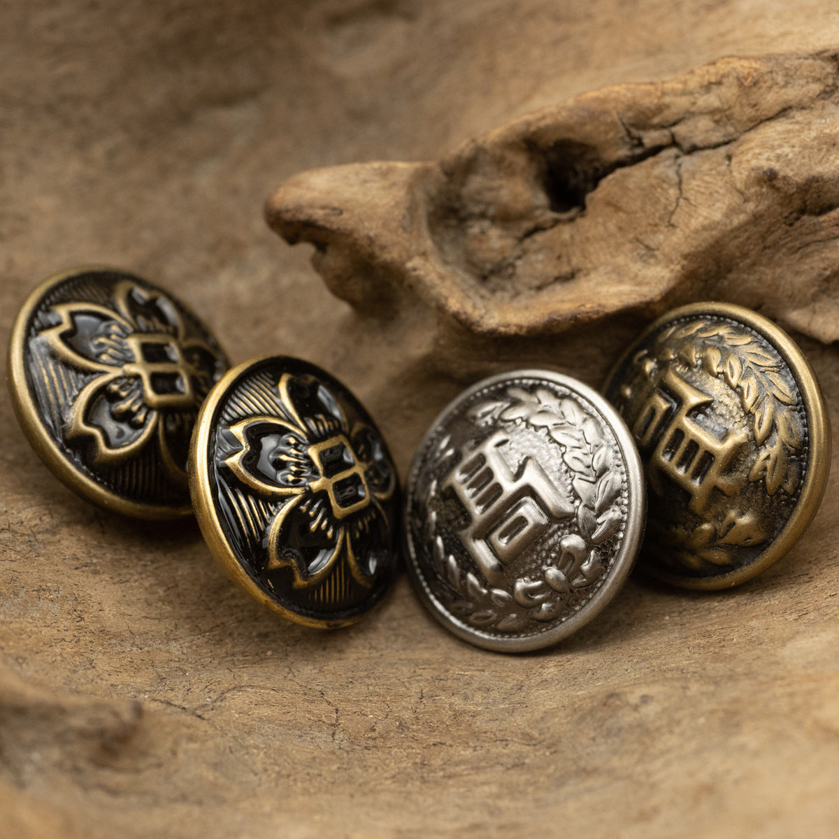 Vier Metallknöpfe: zwei Bronze und zwei Silber, japanisches Schullogo mit Kranzmotiv