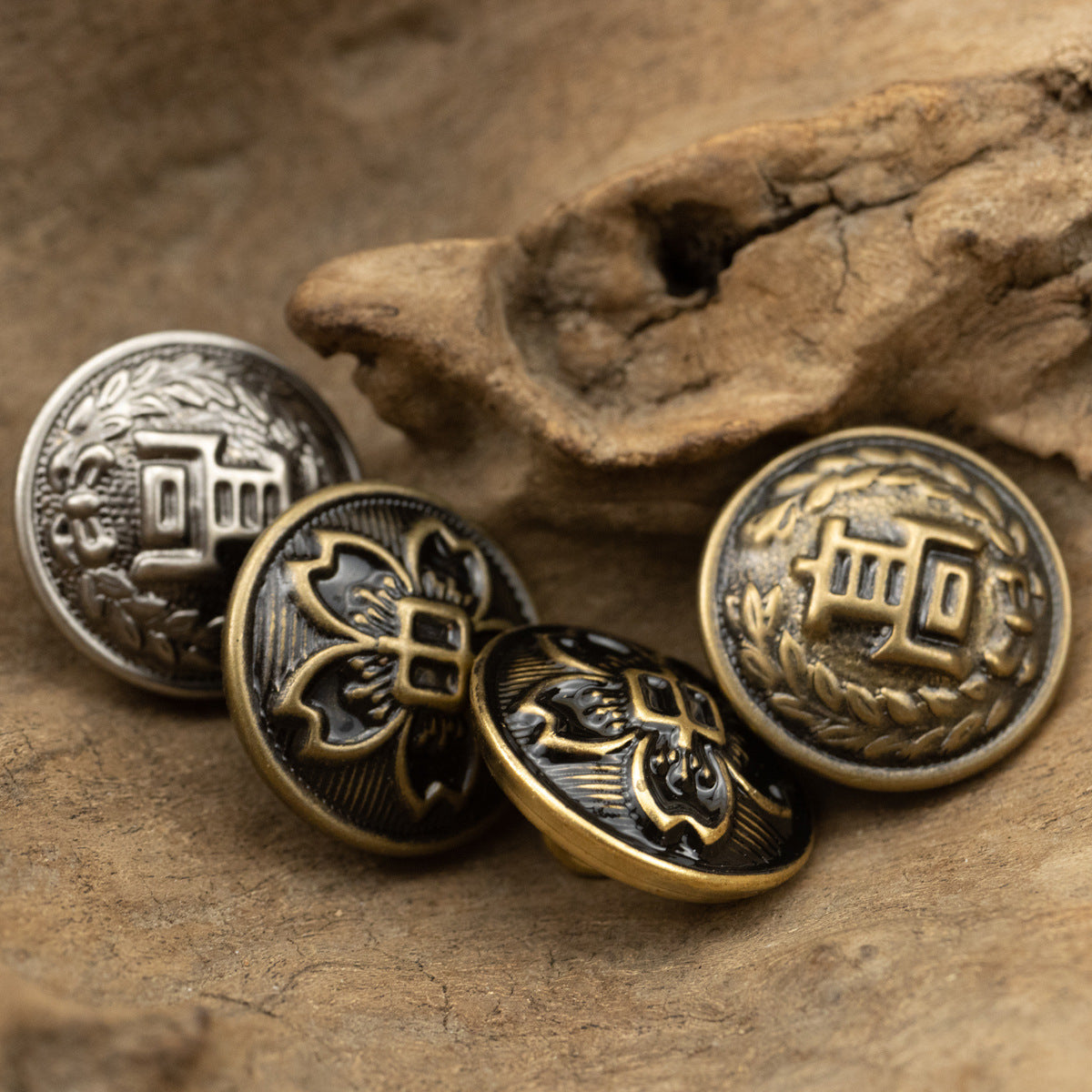 Zierknöpfe in Silber und Bronze mit japanischem Schullogo, Kranz-Relief, gemischte Ansicht