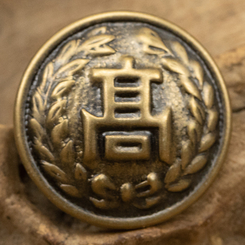 Bronze Metallknopf mit japanischem Schullogo und Kranz, Nahaufnahme Vorderseite