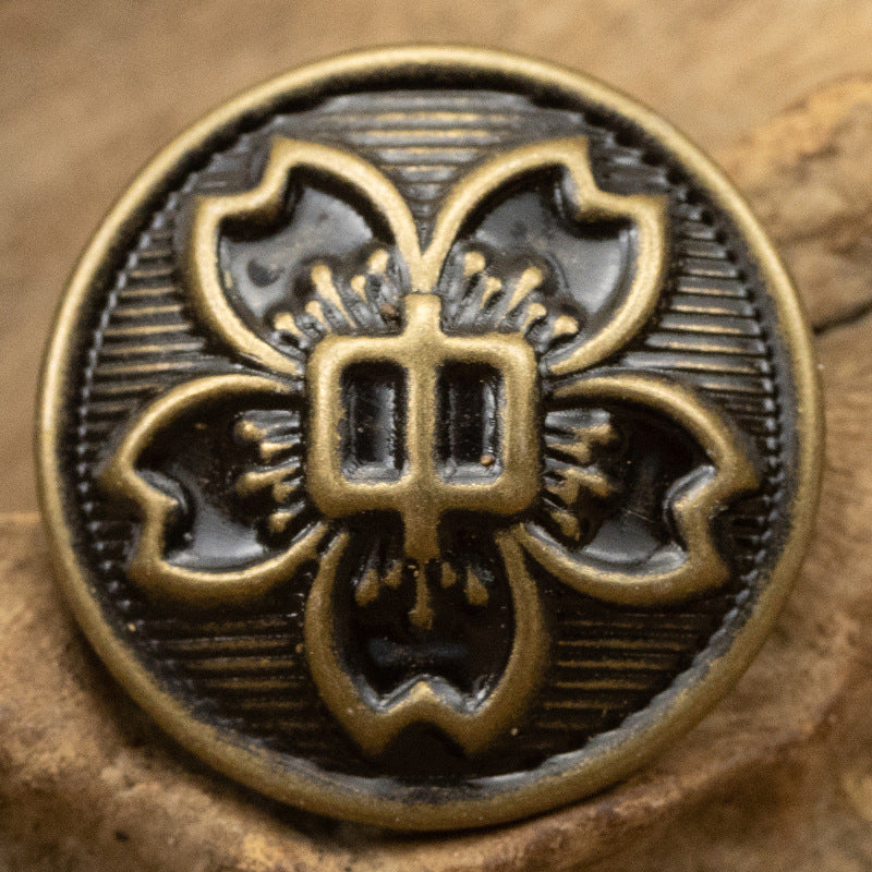 Bronze Metallknopf mit vierblättrigem Blumenmotiv, japanisches Schullogo im Zentrum