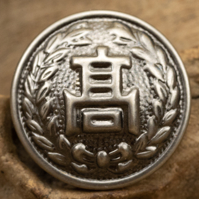 Silber Metallknopf mit japanischem Schullogo und Lorbeerkranz, Nahaufnahme Vorderseite