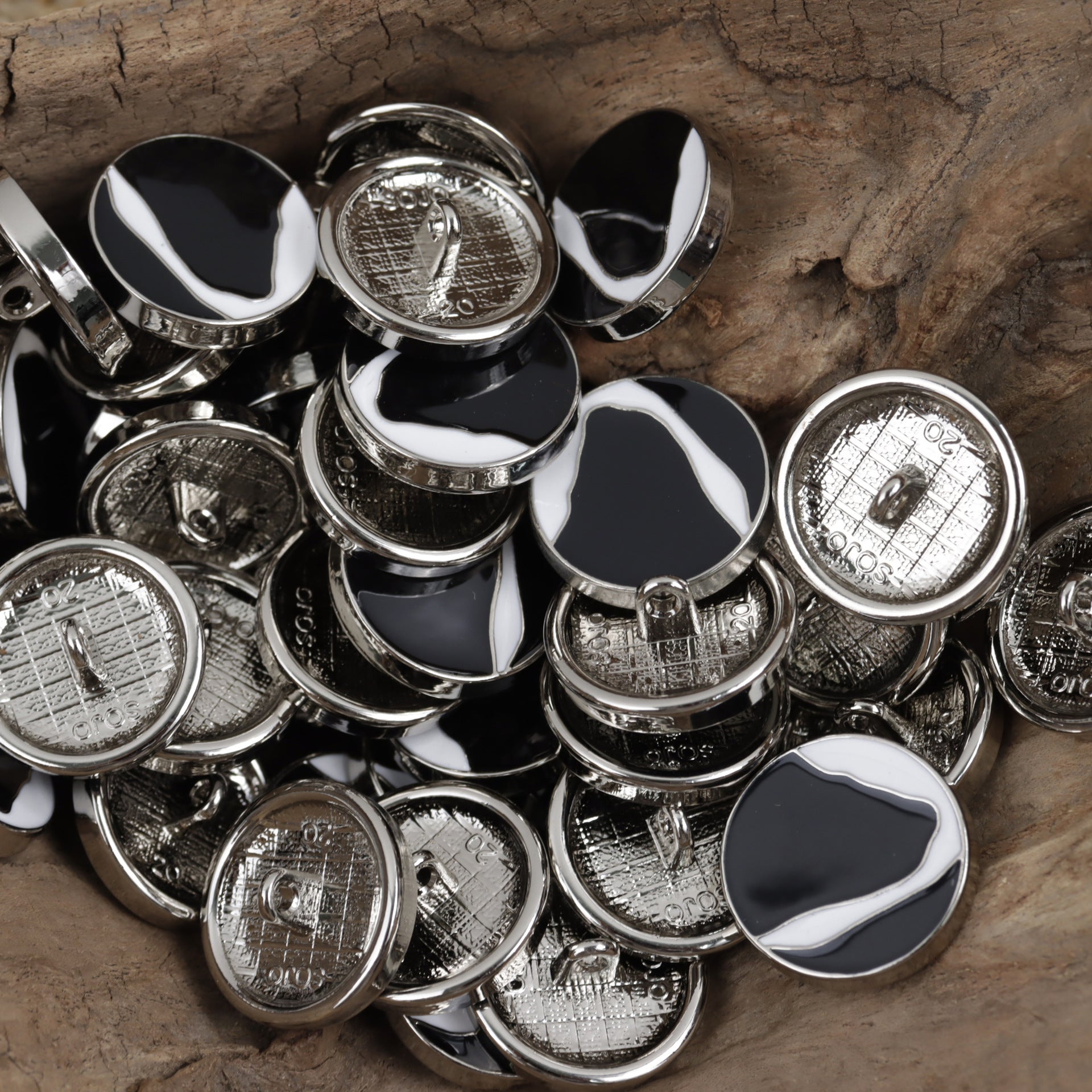 Oil-paint style button fronts: black with white swoosh, silver-toned metal, 10 pcs