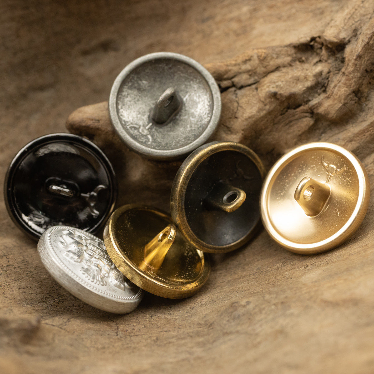 Metallknöpfe mit Löwenwappen-Design, mit Öse/Loch, in Schwarz, Gold und Silbertönen