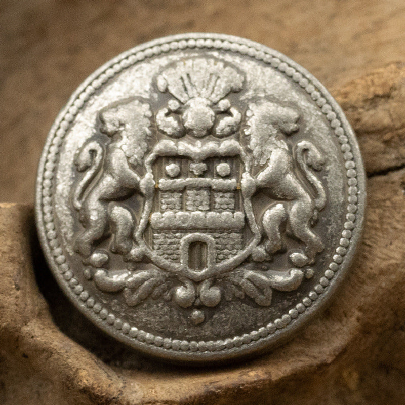 Dunkel-silberner Lion-Crown Metallknopf mit Löwenwappen im Relief und Zierperlenrand