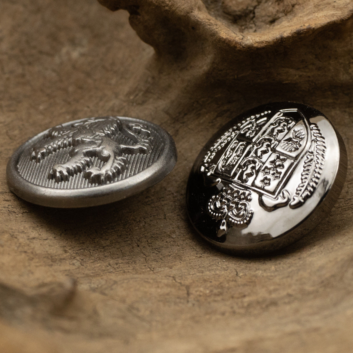 Vintage lion emblem metal shank button, black nickel finish, round 20mm