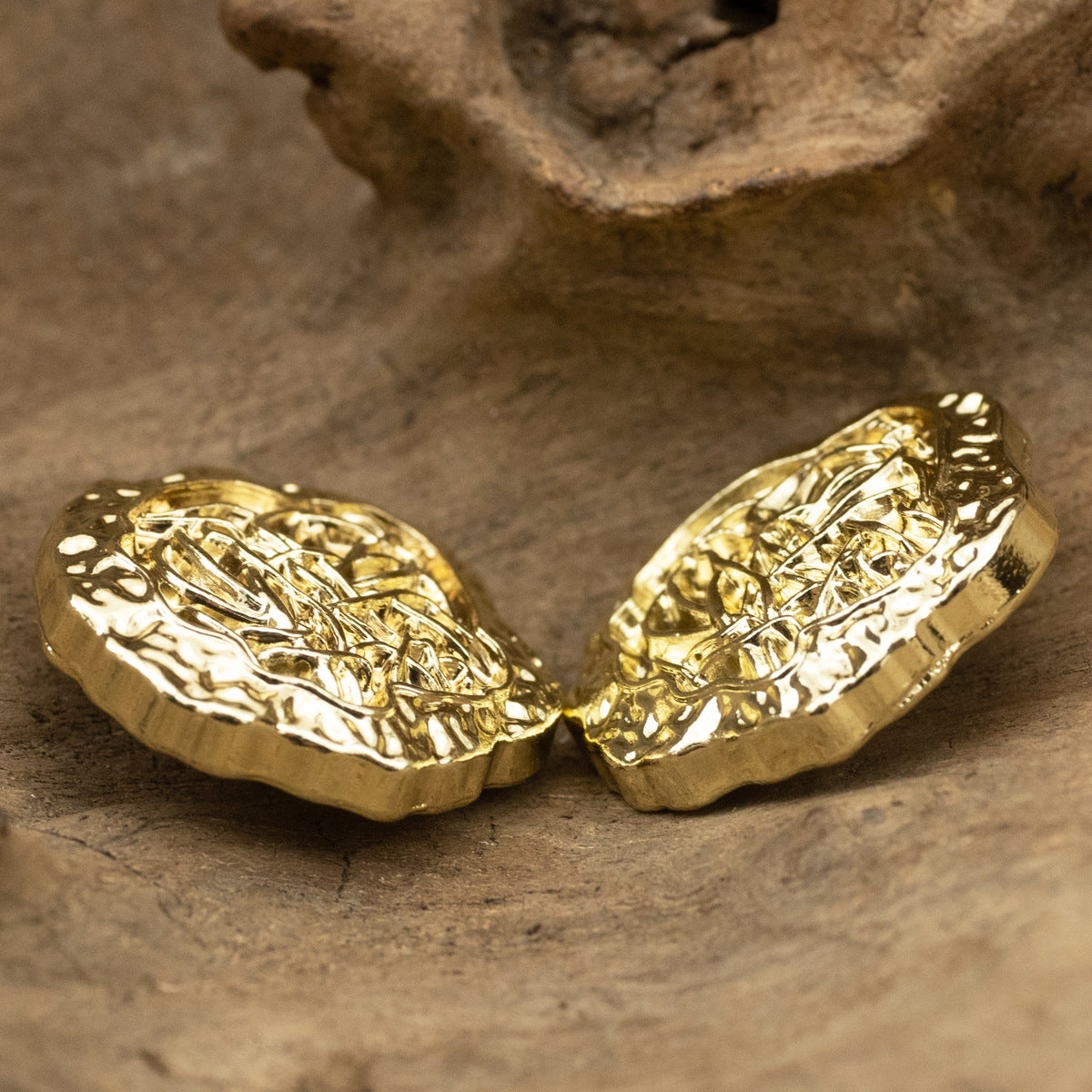 Pair of golden polygonal metal buttons with embossed front designs, 18/23mm