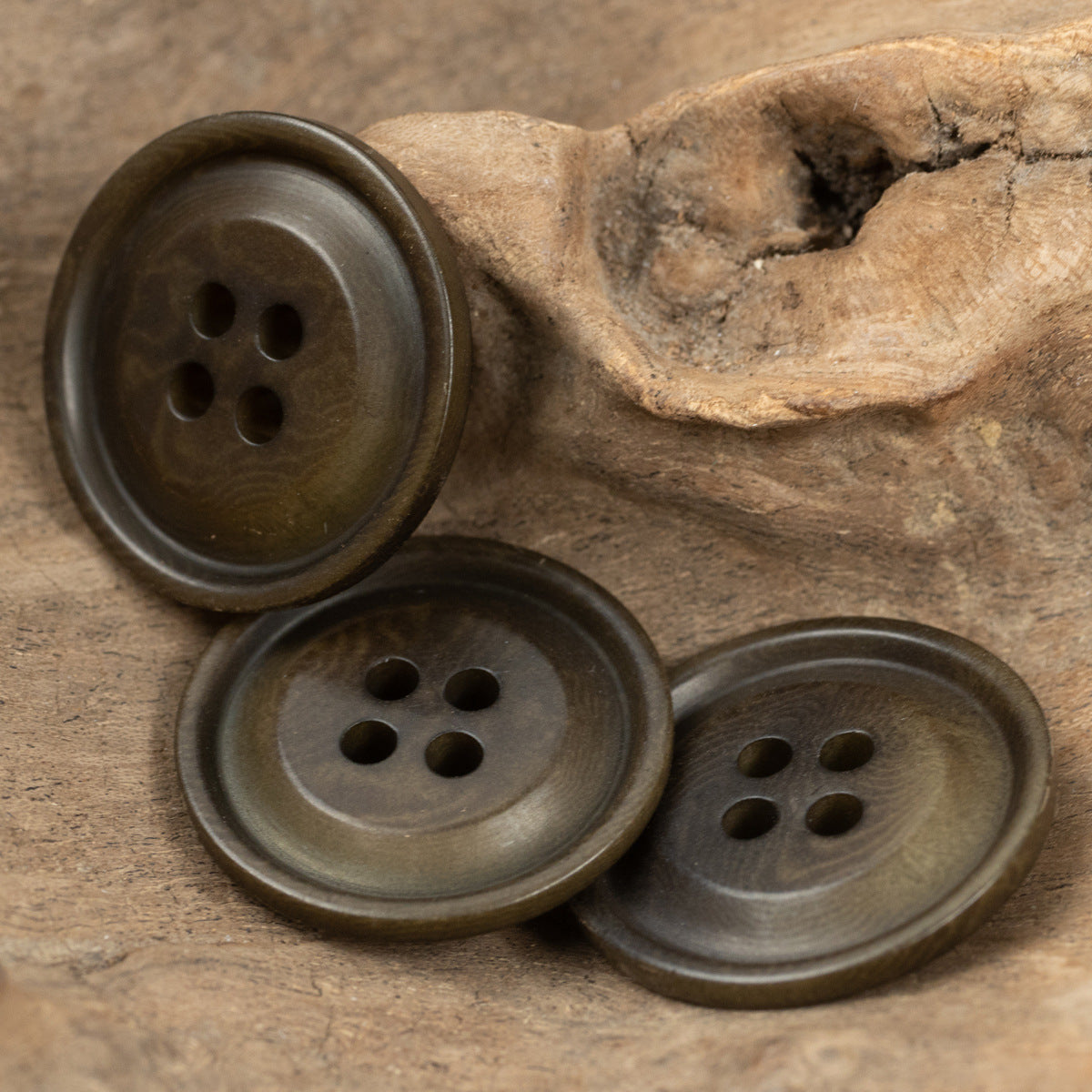 3 runde Natur-Obstknöpfe, 4 Löcher, dunkelbraunes Maserungsmuster