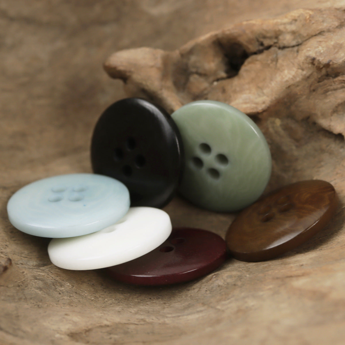 Palm fruit buttons 30er Pack: schwarze, hellgrüne, weiße, beigetönte und braune 4-Loch Knöpfe
