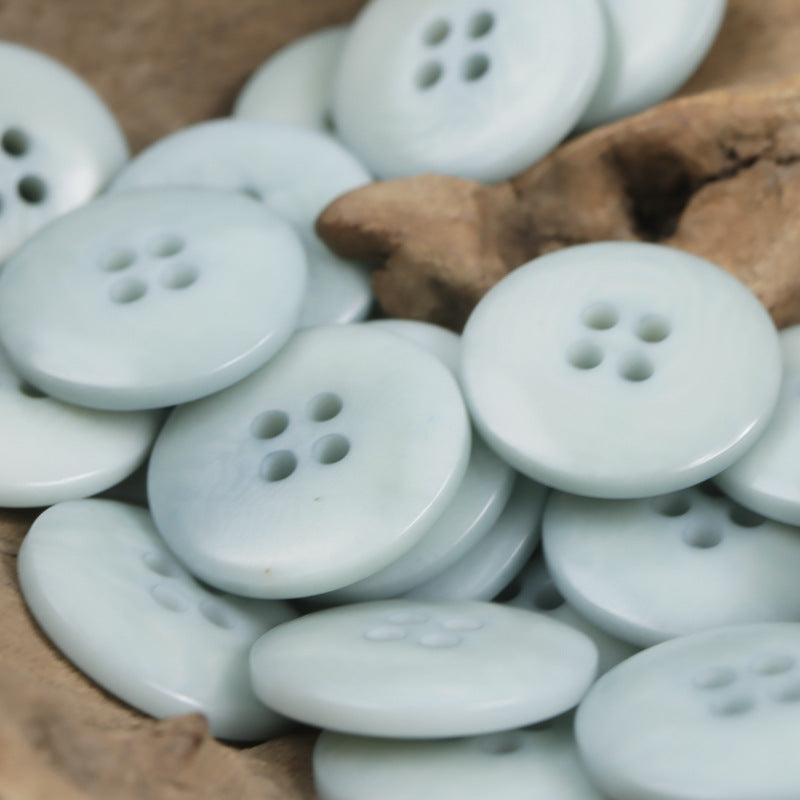 Helle blaßgrüne Palm fruit buttons mit 4 Löchern, mehrere runde Knöpfe