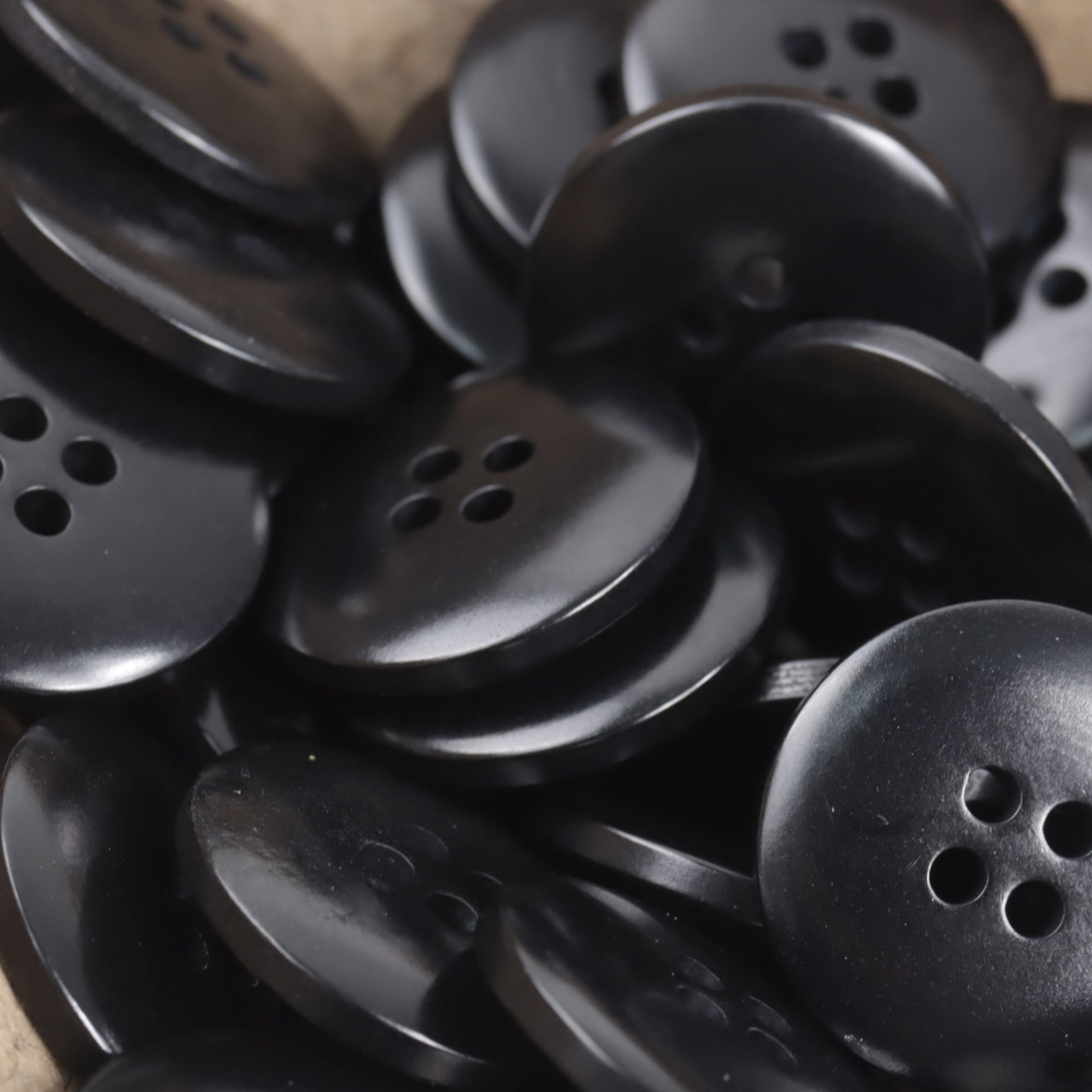 Schwarze Palm fruit buttons, runde 4-Loch Knöpfe, eng gestapelt